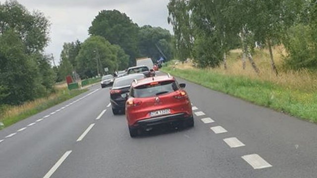 Dwa samochody osobowe zderzyły się na drodze krajowej numer 3, przy miejscowości Płocin między Dargobądzem a Wolinem. Jedno z aut dachowało.