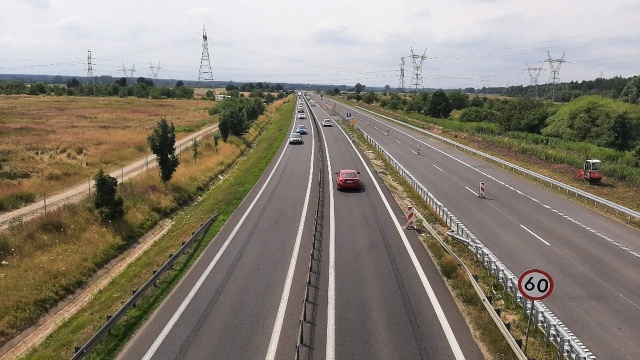 Uwaga kierowcy podróżujący między Szczecinem a Stargardem krajową dziesiątką. Dobudowa drugiej jezdni na obwodnicy Kobylanki, Morzyczyna i Zieleniewa wchodzi w ostatni etap realizacji inwestycji. Jeszcze w tym tygodniu zacznie obowiązywać tam zmiana w organizacji ruchu.
