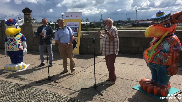 Opis 11 tras dla turystów, którzy chcą zwiedzić Szczecin zawiera nowo wydany przewodnik po mieście. W czwartek odbyła się jego promocja na Wałach Chrobrego.