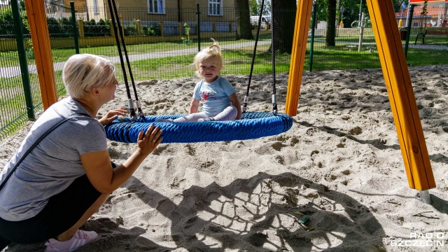 Dwie otwarte strefy aktywności powstają w Chojnie. To place zabaw dla dzieci połączone z siłowniami pod chmurką dla dorosłych.