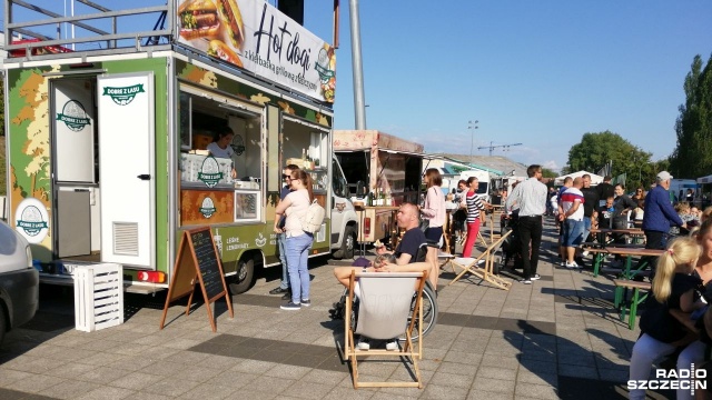 W Kołobrzegu, podobnie jak w Szczecinie, rozpoczął się pierwszy od czasu wprowadzenia stanu epidemii festiwal food trucków.
