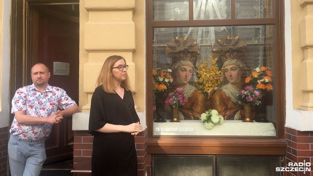 Ołtarz Błogosławionej Królowej Jadwigi 2 powstał w witrynie miejsca działań artystycznych Tu centrum Szczecina przy Królowej Jadwigi 2.