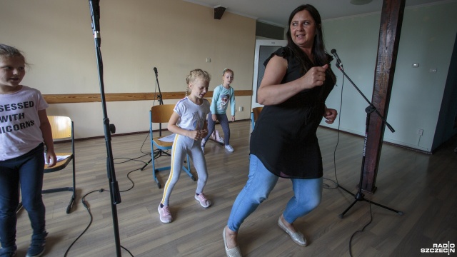 Mimo wciąż obowiązujących koronawirusowych obostrzeń, wakacyjne zajęcia w Trzcińskim Centrum Kultury odbywają się zgodnie z planem, a część propozycji przeniesiono do internetu.