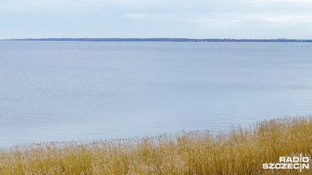 Zakaz kąpieli w Zalewie Szczecińskim. Dotyczy to plaży w Trzebieży. Tak zdecydował Główny Inspektorat Sanitarny. Powodem jest wykwit sinic.