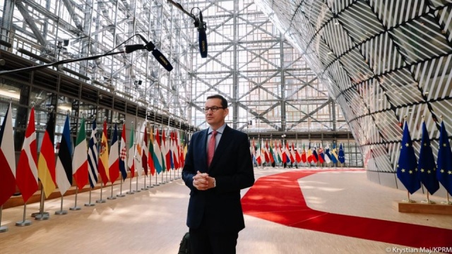 Nie ma konsensusu w rozmowach na unijnym szczycie w Brukseli - mówi premier Mateusz Morawiecki. W Brukseli, od trzech dni, unijni przywódcy dyskutują na temat zasad przyznawania i rozdzielania pieniędzy z funduszu odbudowy.