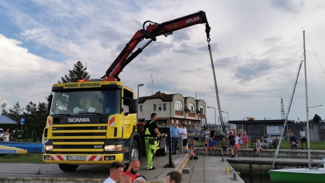 Samochód wpadł do kanału portowego w Kołobrzegu. Na nabrzeżu portu jachtowego pozostawiono pojazd z przyczepą, a kierowca nie zaciągnął hamulca ręcznego.