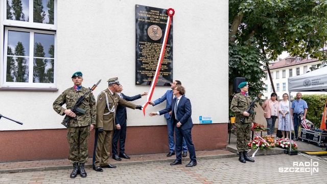 Przy wejściu głównym do szpitala przy ul. Unii Lubelskiej osłonięto w poniedziałek tablicę upamiętniającą patrona placówki - pułkownika i profesora Tadeusza Sokołowskiego.