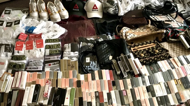 Podrabiane ubrania i perfumy znanych marek warte 200 tys. zł przechwycili policjanci z Koszalina.