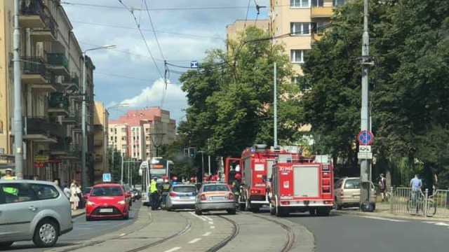 W okolicach skrzyżowania z ulicą Lubomirskiego dwa samochody zderzyły się na torach tramwajowych. W wypadku jedna kobieta została ranna, przewieziono ją do szpitala przy ul. Unii Lubelskiej.