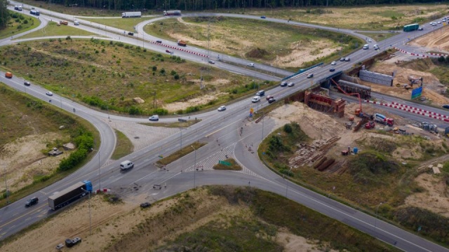 Prawy pas jezdni autostrady A6 w kierunku Kołbaskowa zamknięty - to w związku z budową kanalizacji deszczowej.