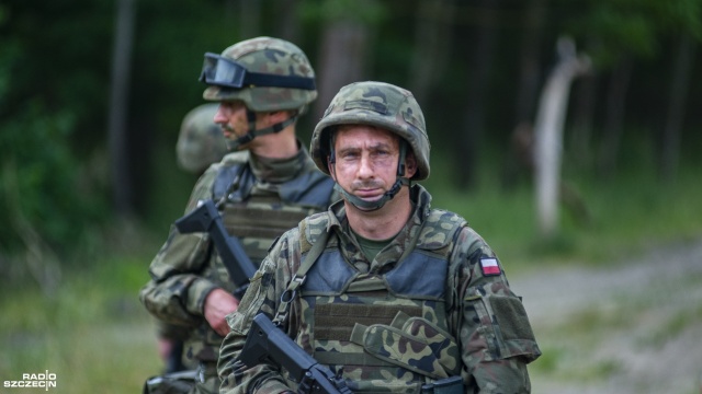 Decyzją ministra obrony narodowej Mariusza Błaszczaka mężczyźni, którzy w ostatnim czasie utracili zatrudnienia, mogą w Wojsku Polskim przejść szkolenia rezerwistów.