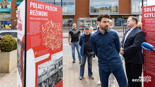 Wystawa plenerowa jako wyraz podziękowania i szacunku dla biorących udział w strajkach sierpnia 03980. To kilkanaście czarno-białych plansz ze zdjęciami i kopiami dokumentów związanych z początkami Solidarności.