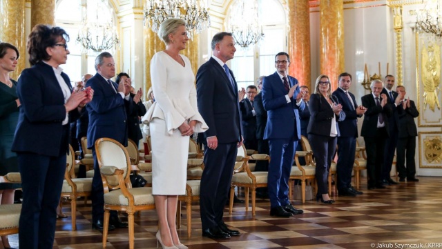 Prezydent Andrzej Duda odebrał uchwałę Państwowej Komisji Wyborczej z wynikami wyborów sprzed tygodnia. To dokument, który potwierdza, że dotychczasowy prezydent wygrał i uzyskał reelekcję.