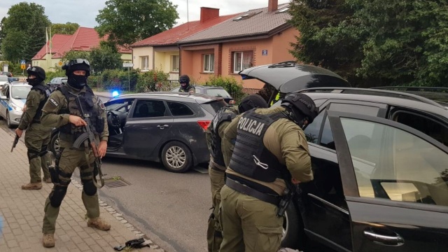 Koszalińscy policjanci zatrzymali 35-latka i jego o 10 lat młodszą znajomą. Mieli oni przy sobie ponad pół kilograma amfetaminy oraz kilka jednostek broni palnej.