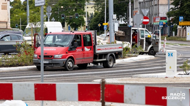 Trwają ostatnie prace przed sobotnim otwarciem placu Szarych Szeregów. Pracownicy budowy wyczyścili już nowe tory położone na placu. Za chwilę ruszą próbne przejazdy tramwajów.
