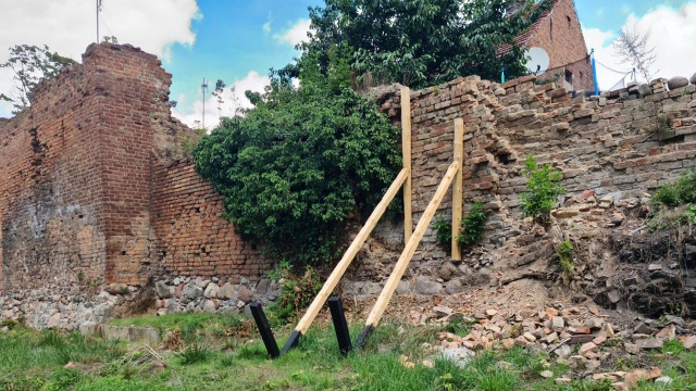 Pasjonaci ze stowarzyszenia Chojeńskie Miasto Królewskie zabezpieczyli budowlę specjalną podporą, aby mur się nie zawalił.