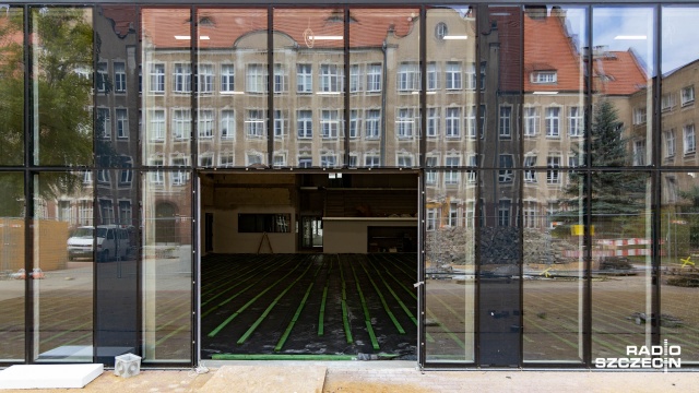 Prace przy budowie sali gimnastycznej przy Zespole Szkół Elektryczno-Elektronicznych idą pełną parą. Widać już zewnętrzną elewację.