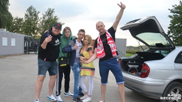 Festiwal odwołany, ale skoro didżeje grają, fani przyszli posłuchać ich na żywo. W piątkowy wieczór na lotnisku w kołobrzeskim Podczelu miało pojawić się kilkadziesiąt tysięcy ludzi. 24 lipca powinna rozpocząć się 18. edycja Sunrise Festival. Największa w Polsce impreza z muzyką elektroniczną nie odbędzie się jednak w tradycyjnej formie.