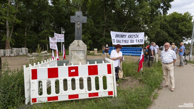 Ten krzyż musi tu zostać - mówili mieszkańcy Szczecina, którzy protestowali w sobotę w związku z planami miasta, które chce przenieść krzyż ustawiony przez pionierów w 1947 roku.