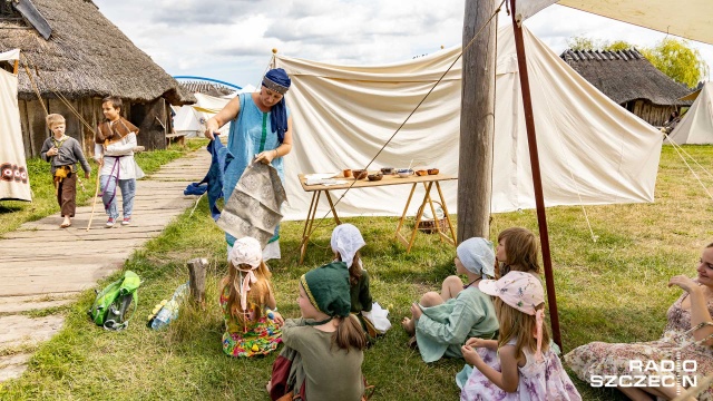 Mimo odwołania Festiwalu Słowian i Wikingów w Wolinie nie brakuje atrakcji dla turystów. W Centrum Słowian i Wikingów trwają warsztaty archeologii eksperymentalnej.