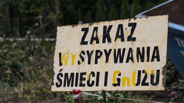 Walka z nielegalnym wywozem śmieci do lasów musi być bardziej zdecydowana - zapowiedział minister środowiska Michał Woś.