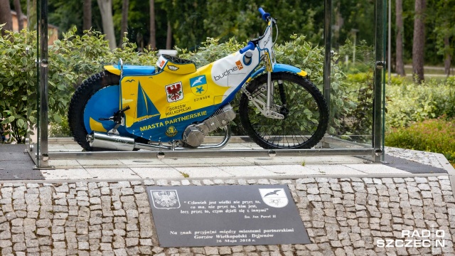 Żużlowy motocykl znowu stoi na Skwerze Przyjaźni w Dziwnowie. To symbol współpracy nadmorskiej miejscowości z Gorzowem Wielkopolskim.