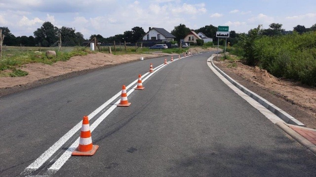 Dobra wiadomość dla kierowców korzystających z dróg powiatu stargardzkiego: od środy zmotoryzowani mogą już swobodnie przejechać od mostu na ulicy Polnej w Suchaniu do miejscowości Słodkowo.