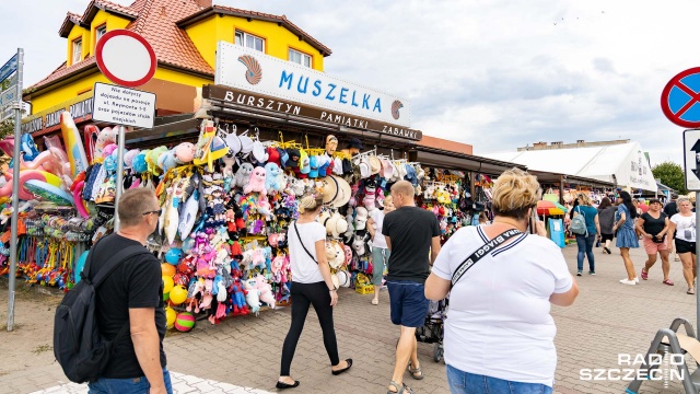 Muszle, magnesy i pluszowe foki to najchętniej kupowane w tym sezonie pamiątki znad morza. Od kilku lat hitem są też kolorowe plecione warkoczyki.