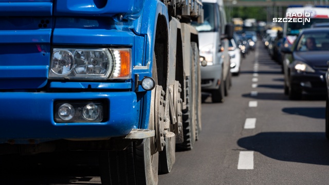 Kolejny dzień utrudnień na trasie A6 miedzy Podjuchami a Dąbiem. W kierunku Świnoujścia jeden pas jezdni z powodu prac drogowców jest zamknięty.
