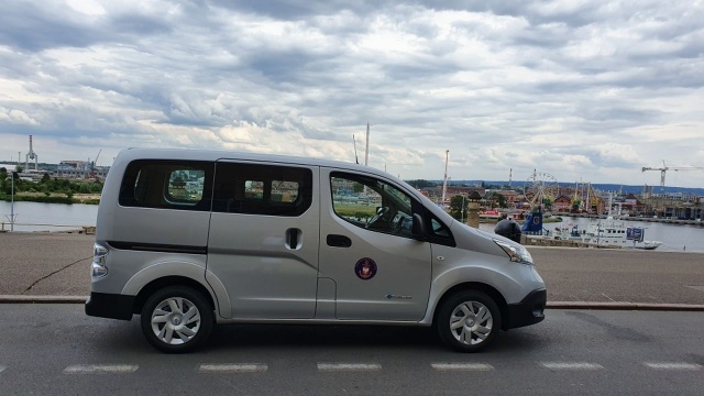 Dwa nowe samochody elektryczne - osobowy i dostawczy trafią do Urzędu Morskiego w Szczecinie.