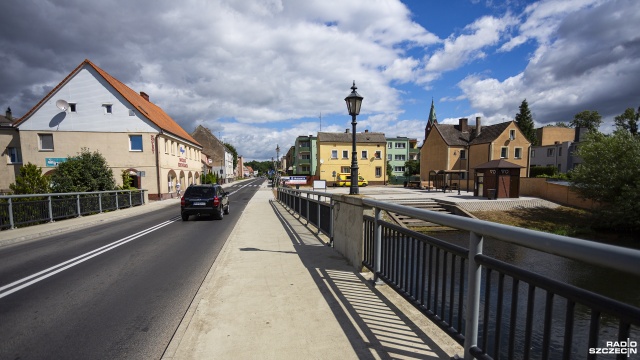 Dobiegła końca przebudowa ulicy Jedności Narodowej w Resku. Remont objął odcinek od mostu na rzece Redze, aż do skrzyżowania z ulicą Wojska Polskiego. W czwartek oficjalnie oddano ją do użytku.