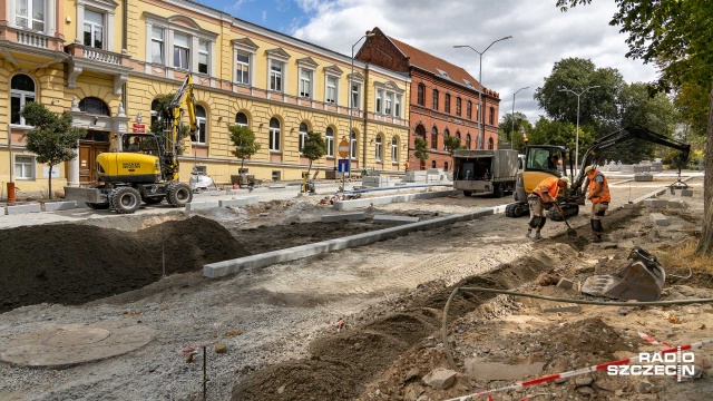 Teren wokół dworca kolejowego w Gryfinie pięknieje. Miasto kończy pierwszy etap inwestycji.