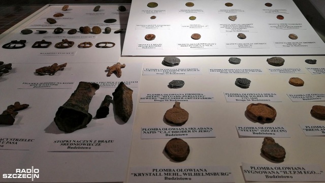 Znaleziska pochodzące z epoki średniowiecza, a nawet z czasów kultury unietyckiej, czyli lat 1800-1500 przed naszą erą, trafiły do Muzeum Oręża Polskiego w Kołobrzegu.