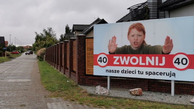 Zwolnij - nasze dzieci tu spacerują - prywatny billboard o takiej treści zamontował na swojej posesji jeden z mieszkańców podszczecińskiego Mierzyna.