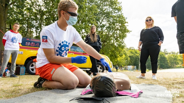 Bez sztucznego oddychania - tak w dobie koronawirusa udziela się pierwszej pomocy. Tego właśnie dowiedzieli się ci, którzy odpoczywali w czwartek na Arkonce i na Głębokim w Szczecinie.