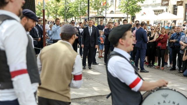 W sobotę 76. rocznica wybuchu Powstania Warszawskiego. Od rana w wielu miejscach stolicy składane są kwiaty, wieńce upamiętniające tamte wydarzenia.