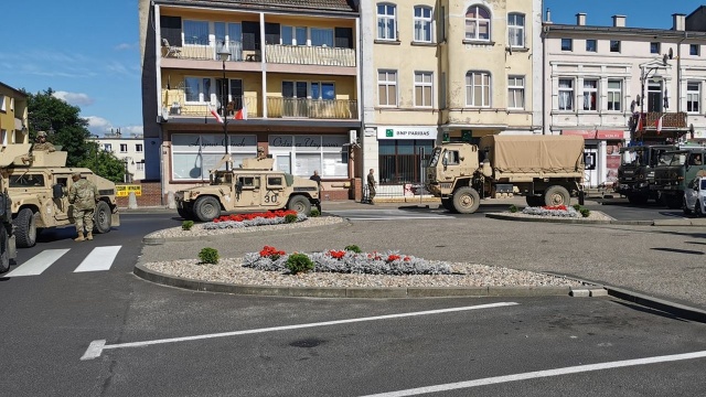 W Drawsku Pomorskim hołd uczestnikom Powstania Warszawskiego oddali amerykańscy żołnierze. Stacjonujący na poligonie drawskim żołnierze armii Stanów Zjednoczonych wzięli udział w miejskiej uroczystości upamiętniającej zryw z 1944 roku.