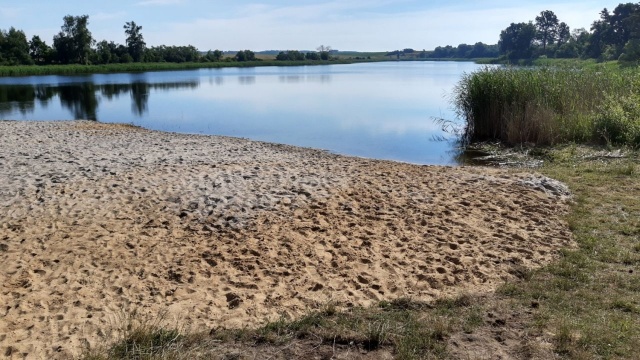 Grabie, szpadle i łopaty poszły w ruch - mieszkańcy Widuchowej wspólnymi siłami posprzątali plażę nad jeziorem Kłodowskim.
