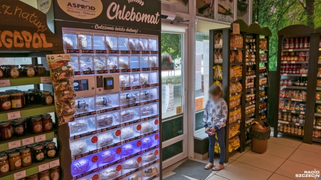 Chleb razowy, bułka pszenna, a może rogal maślany Teraz wszystkie te produkty można kupić... w chlebomatach.
