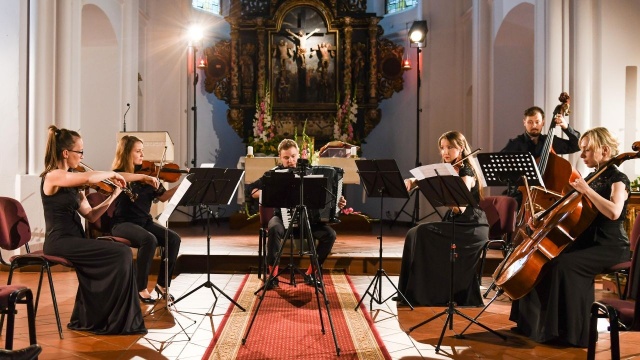 Koncert w rytmie słynnych tańców w interpretacji doskonałego Accord-Strings Ensemble zachwycił publiczność w Trzęsaczu.