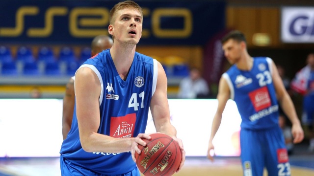 Pech nowego koszykarza Kinga Szczecin. Jakub Parzeński, który w czerwcu podpisał kontrakt ze szczecińskim klubem doznał poważnej kontuzji kolana i w tym sezonie nie wystąpi w Energa Basket Lidze.