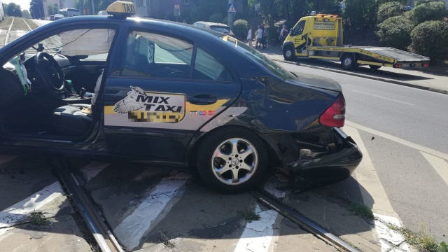 Kolizja dwóch samochodów osobowych na torowisku tramwajowym w al. Wyzwolenia w Szczecinie. Oba pojazdy blokowały przejazd tramwajów linii nr 3, nr 8, nr 10 i nr 12.