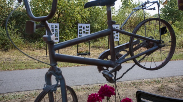Plenerowa wystawa w Klępiczu w gminie Moryń. Przy dawnej stacji kolejowej można obejrzeć, jak wyglądała krok po kroku budowa drogi rowerowej Trzcińsko Zdrój - Siekierki.