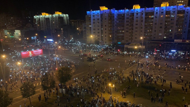 W kilkudziesięciu miastach Białorusi doszło w nocy do protestów i starć demonstrantów z siłami bezpieczeństwa. Według agencji Reutera zatrzymano około 1300 osób, są też informacje o rannych.