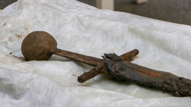 Na dnie Odry znaleziono średniowieczny miecz [WIDEO, ZDJĘCIA]