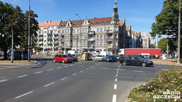 Na placu Kościuszki w Szczecinie zderzyły się dwa busy. Jeden z nich przewrócił się na bok.