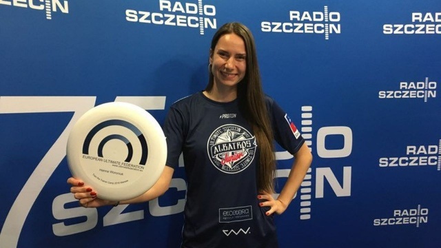 Może służyć jako talerz do jedzenia albo do przenoszenia napojów, ale też do wachlowania w upalne dni - to tylko niektóre z niekonwencjonalnych zastosowań dysku do frisbee.