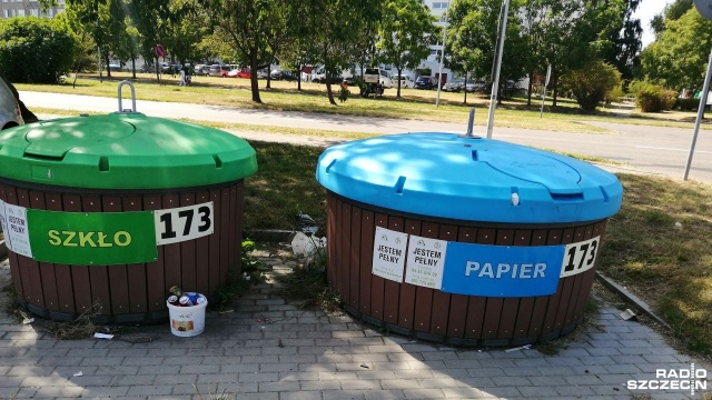 Od początku września wchodzi w życie obowiązek segregacji odpadów na pięć frakcji. W związku z tym Miejski Zakład Zieleni musi dostarczyć do wspólnot mieszkaniowych i na prywatne posesje dwa dodatkowe pojemniki: na szkło i papier.