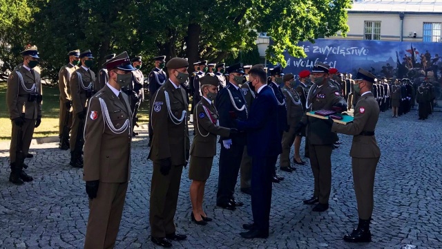 Minister obrony Mariusz Błaszczak odznaczył medalami resortowymi kilkudziesięciu żołnierzy przed świętem wojska polskiego. Szef MON uhonorował też nagrodami pieniężnymi kilkunastu mundurowych, którzy po służbie ratowali ludzkie życie.