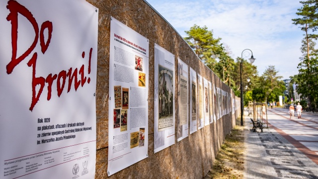 Wezwania do walki i bolszewicy, jako trzygłowy smok... 8. Flotylla Obrony Wybrzeża w Świnoujściu przygotowała plenerową wystawę plakatów i ulotek z 1920 roku.